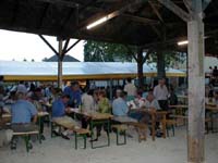 Posezen� p�ed Festhalle